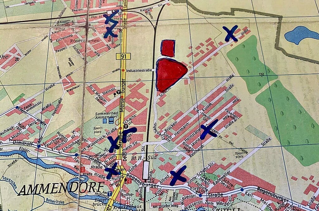 Die Kreuze zeigen die Bombentreffer in den letzten Kriegsmonaten rund um die Orgacid-Fabrik in Ammendorf.