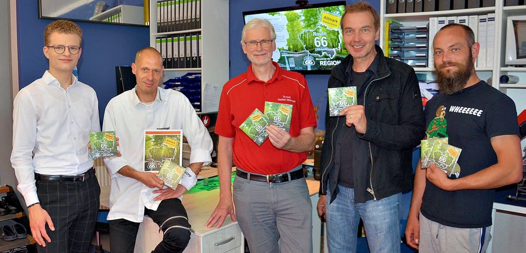 Kenny-Lee Richter (von links) vom SPD-Wahlteam, Dirk Lippmann von der Countdown Group Stendal, der SPD-Direktkandidat Herbert Wollmann, Musiker Andreas Dziuk und Musikverleger Max Heckel stellten die „Route 66 (Altmark)“-CD vor.