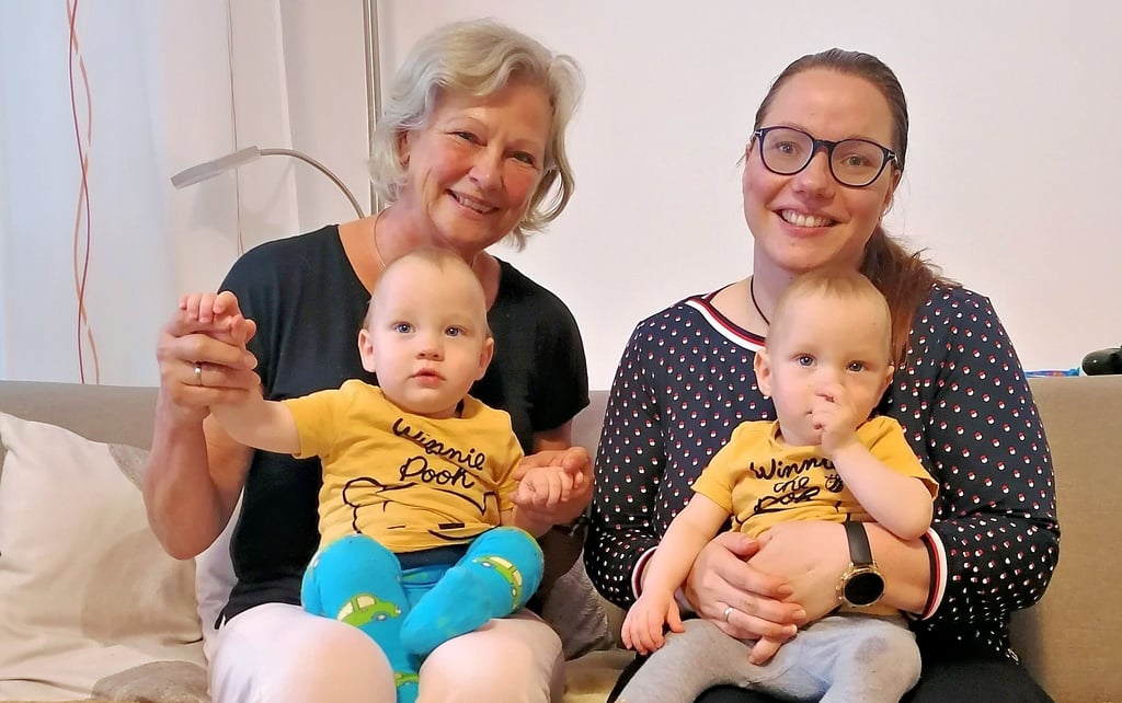 Wetvolle Hilfe in Magdeburg: „Engel“ Birgit Röstel mit Joana Rönsch und ihren Zwillingen.