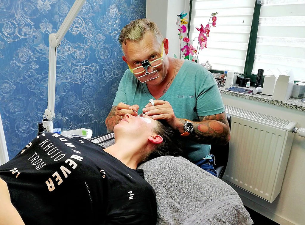 Viele Wochen war die Villa Prestige geschlossen, jetzt kann Rony Komor wieder arbeiten und verlängert bei Kundin Leana Sonntag die Wimpern.
