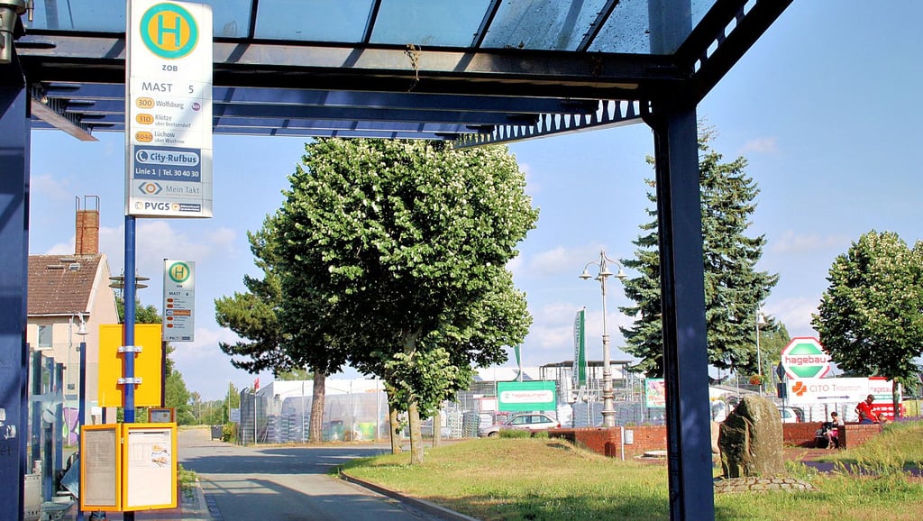 Leere Haltebucht am Bahnhof Salzwedel, Freitagabend um 18.25 Uhr - der nächste buchbare Rufbus nach Lüchow fährt hier erst um 20 Uhr.