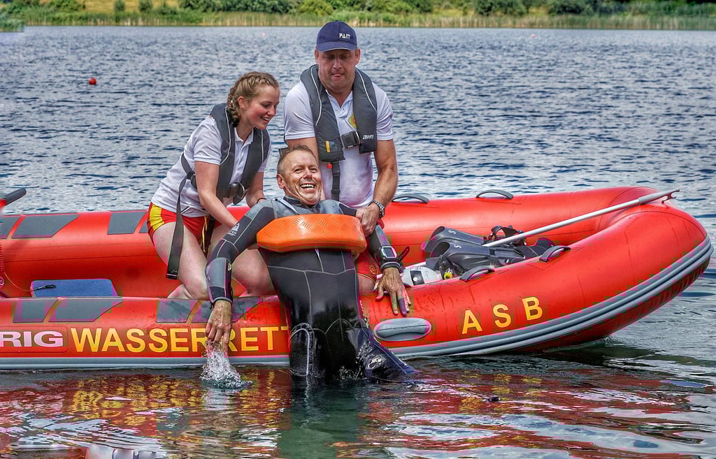 Sindy Elle und Hagen Krauß heben bei der Übung der Rettungstaucher den „in Not geratenen“ Taucher Holger Schmidt auf das Boot.