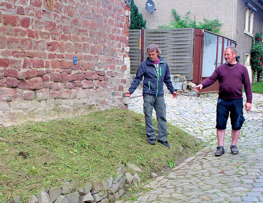 Maik Lange (links) und sein Nachbar Thomas Krause sind entsetzt über den Verlust der Blühwiese vor der eigenen Haustür.
