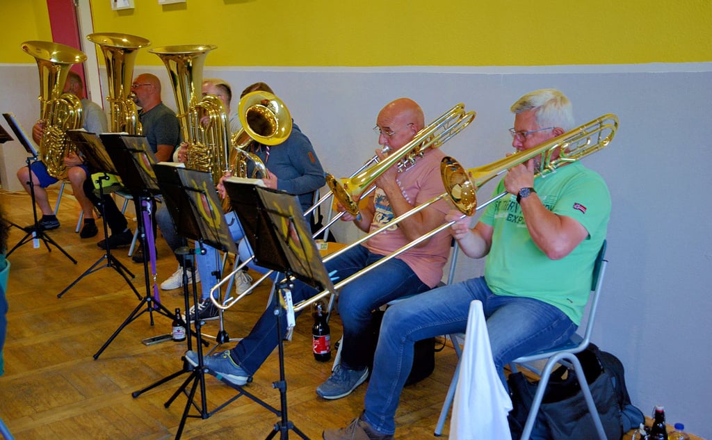 Bauch- und Gesichtsmuskulatur müssen die Musiker des Oschersleber Blasorchesters erst wieder aufbauen, um die Spannung halten zu können.