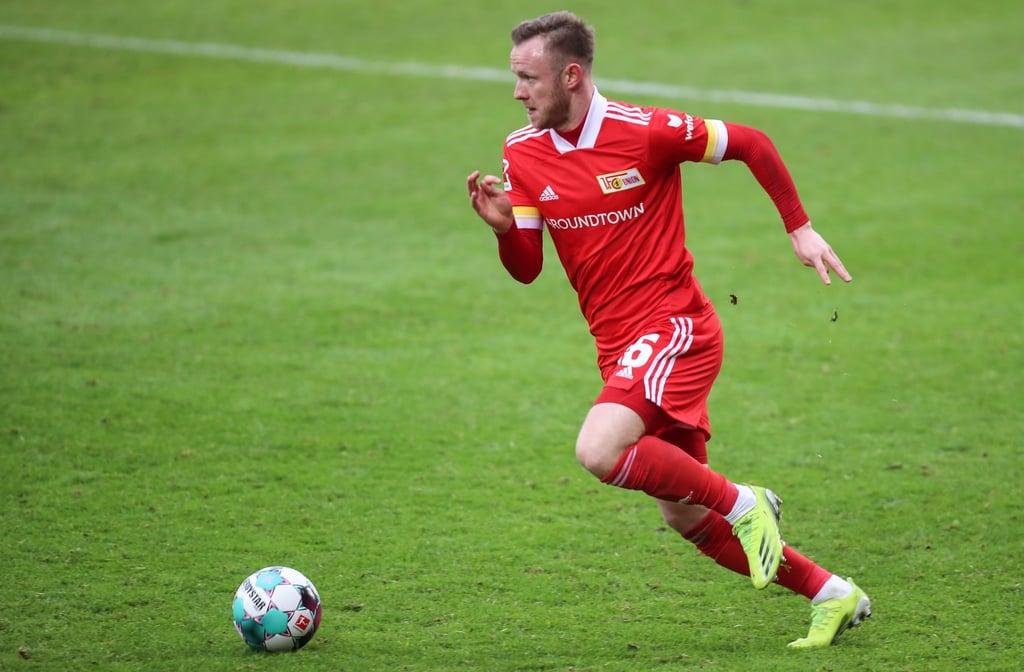 Cedric Teuchert von FC Union Berlin spielt den Ball.