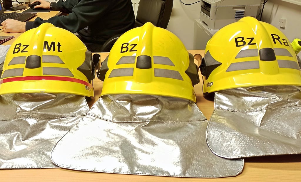 Auf solche neuen Helme wartet die Ortsfeuerwehr in Lindhorst vergeblich. Ihr Antrag auf Lieferung von sechs neuen Feuerwehrhelmen ist abgelehnt worden.