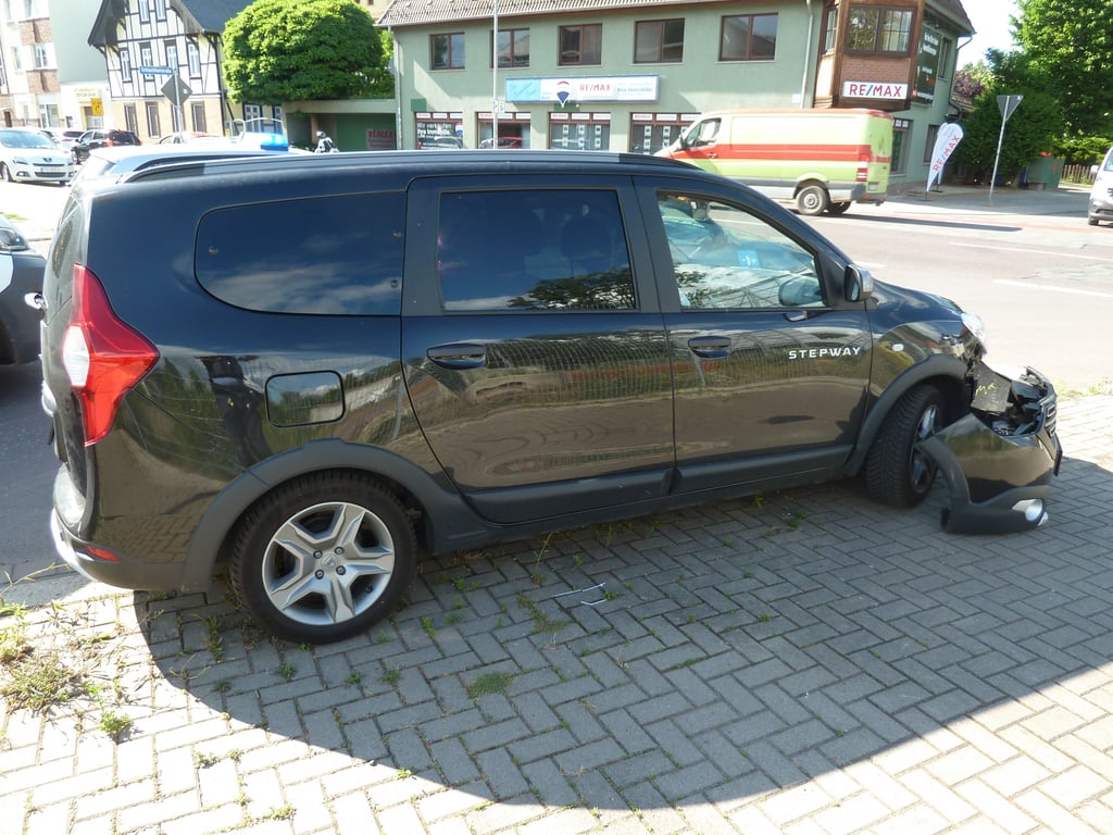 Der Dacia war in der Rettungsgasse mit einem Rettungswagen zusammengestoßen.