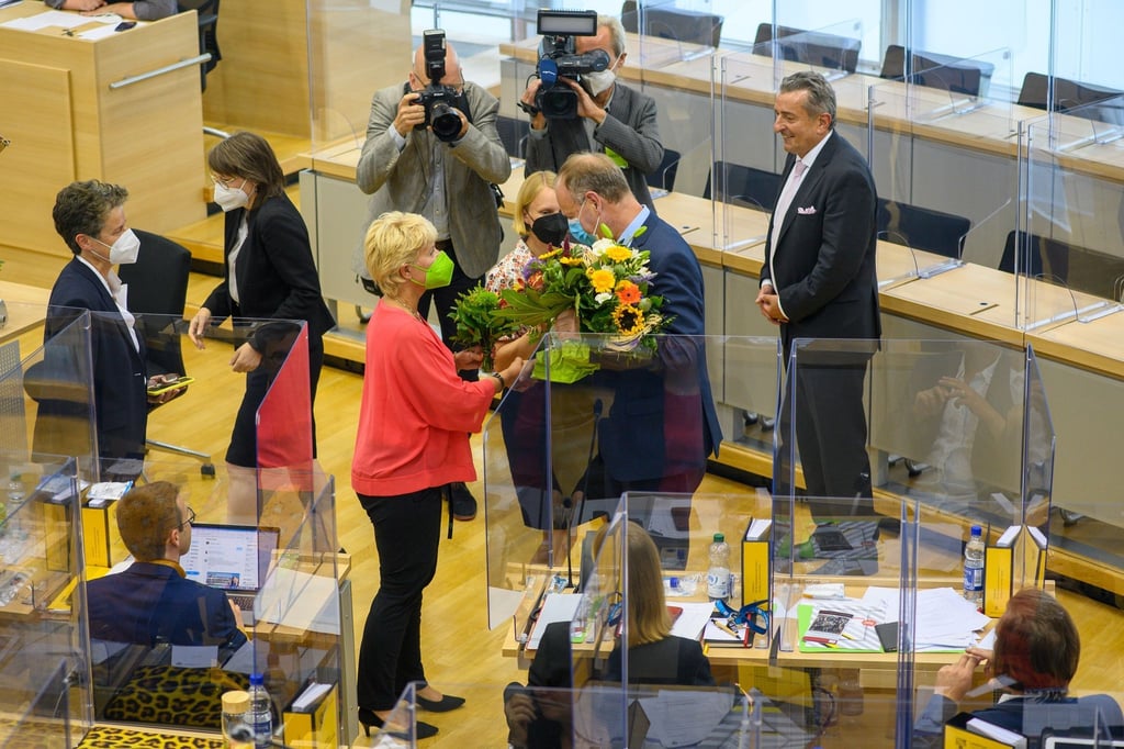 Wulf Gallert (2vr, Die Linke) nimmt im Plenarsaal des Landtages von Sachsen-Anhalt Blumen entgegen.