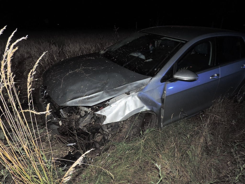 Ein 29-Jähriger ist in der Nacht mit einem VW Golf in den Graben gefahren. Die Fahrzeughalterin