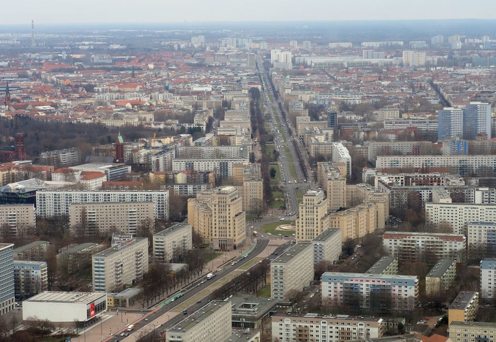 Blick aus dem Fernsehturm am Alexanderplatz auf die östliche Innenstadt mit der Karl-Marx-Allee in Richtung Frankfurter Allee.