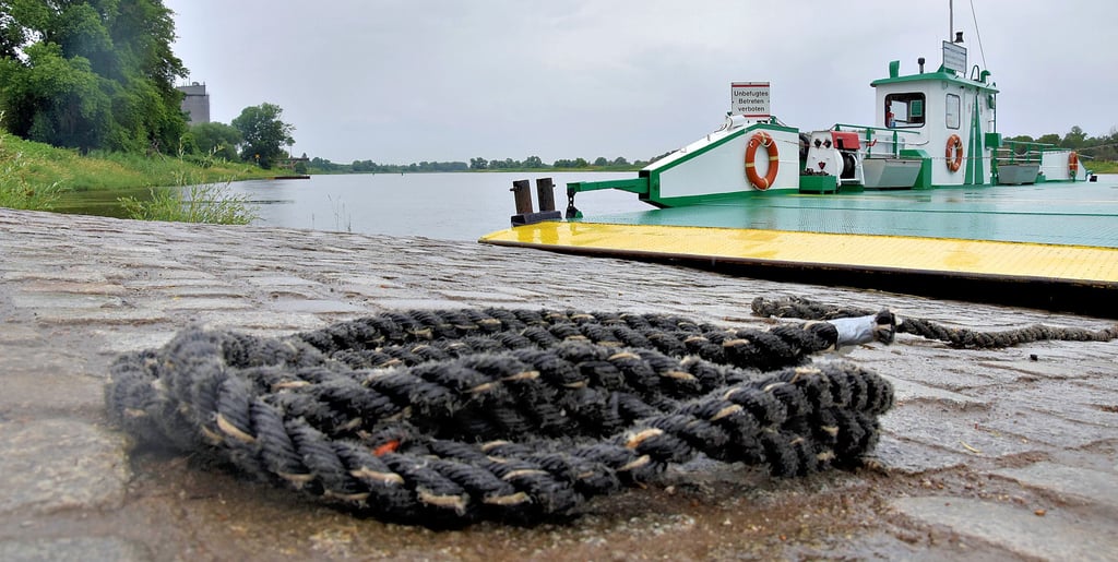 Mit einem Fahrgastschiff der Weißen Flotte in Westerhüsen anzulegen, wird wohl auch in Zukunft nicht möglich sein. Weder oberhalb noch unterhalb des Fähranlegers gibt es dort eine geeignete Möglichkeit, einen entsprechenden Anlegeplatz zu bauen.