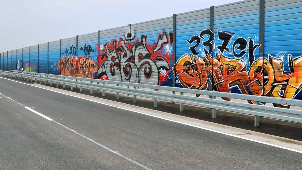 Zahlreich sind mittlerweile die Graffiti-Motive an Brücken wie hier an der sogenannten Irritationswand für Wildvögel entlang der Umgehungsstrecke. Sprayer konnten bislang noch nicht erwischt werden.