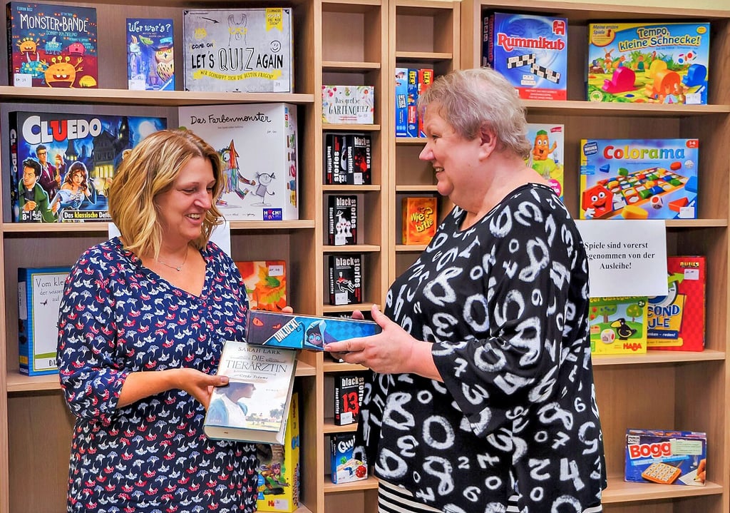 Bibliotheks-Mitarbeiterin Andrea Giese (links) und die Vorsitzende des Fördervereins, Gudrun Tiedge, freuen sich über die vielen neu angeschafften Medien.