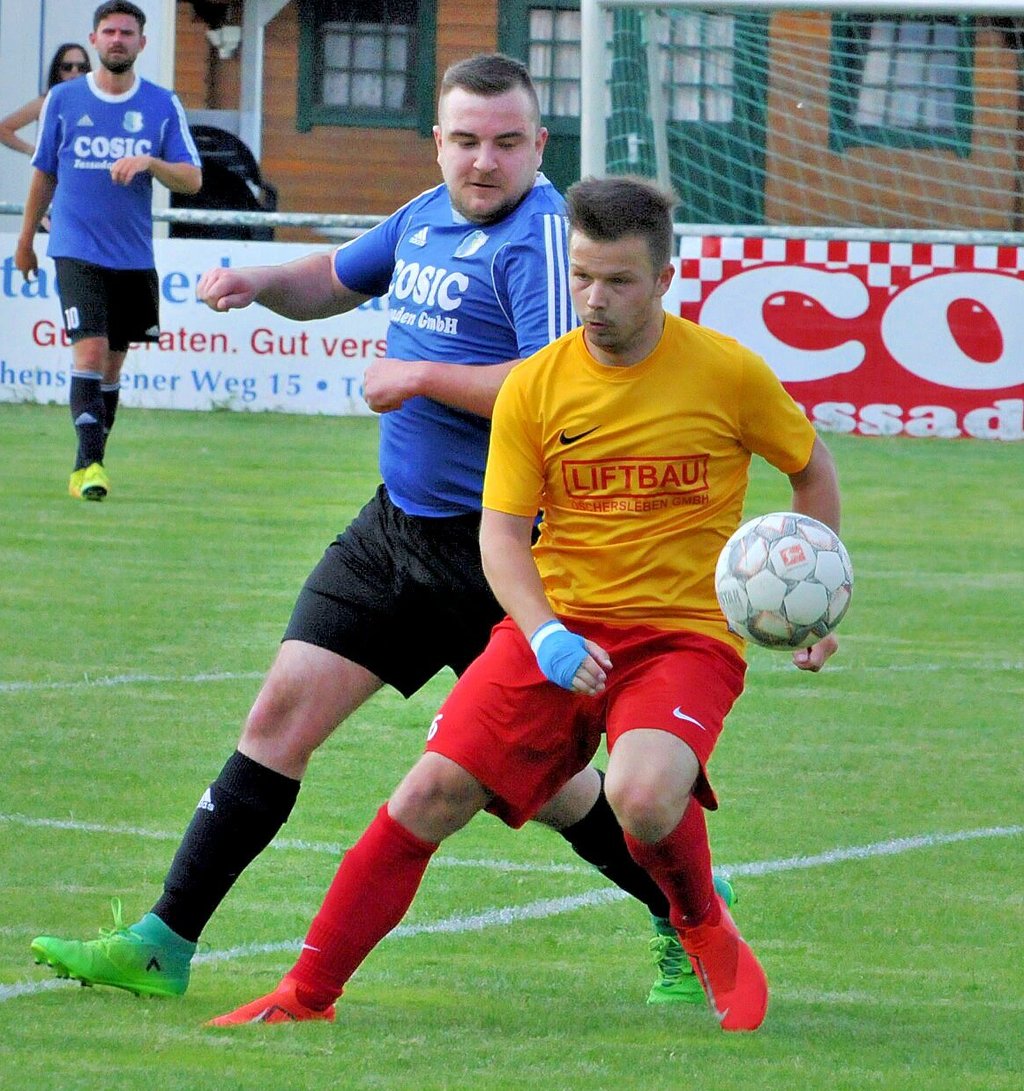 Lucas Lange (vorn) behauptet den Ball.