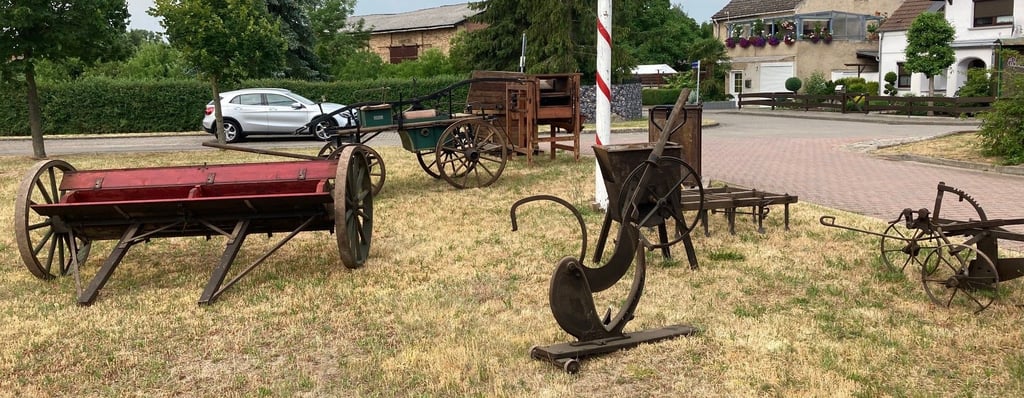 Der Ortsrat Walsleben gibt die historischen Erntemaschinen des Dorfes in die guten Hände des Agraneums Iden.