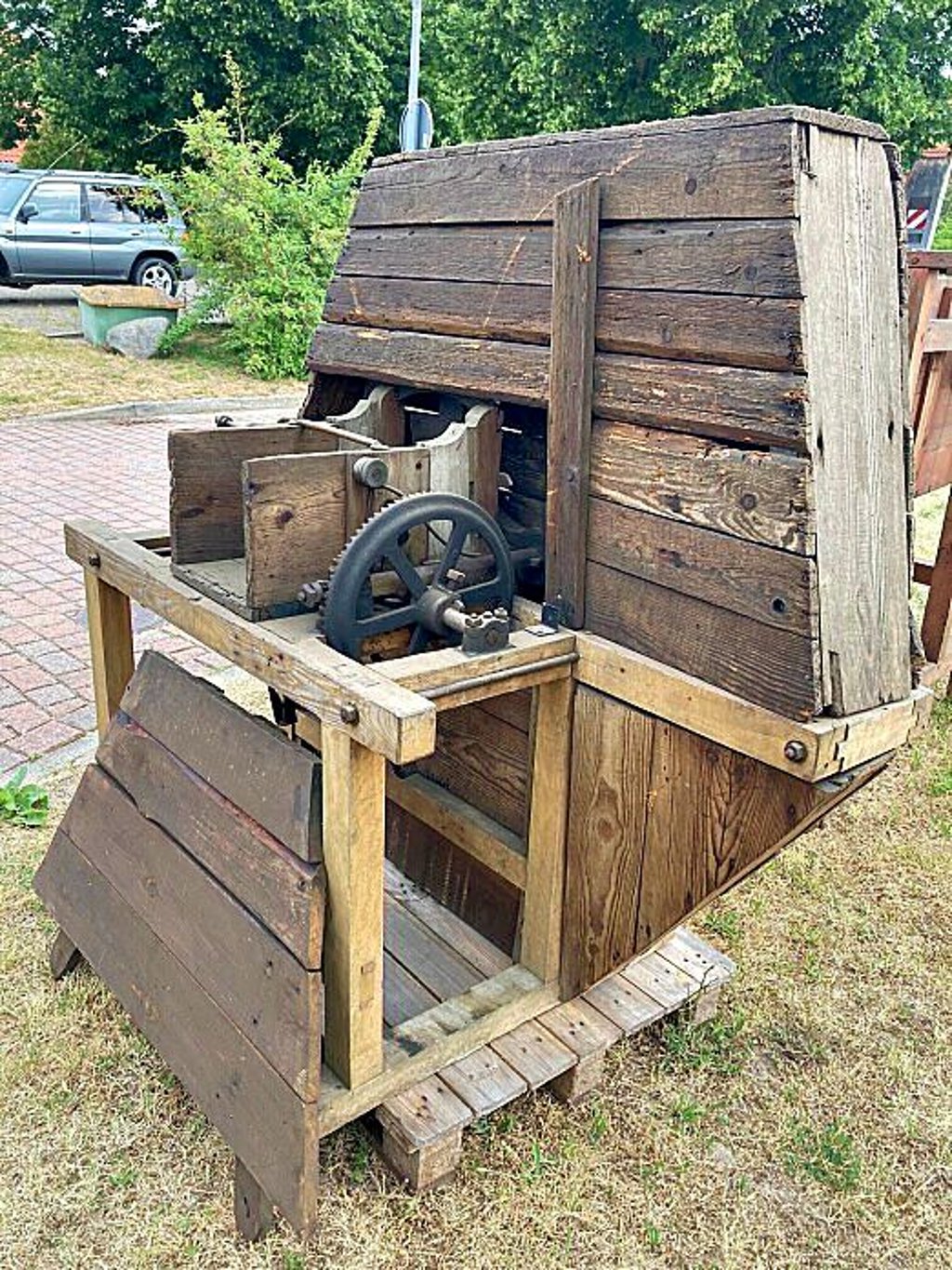 Et voila, eine alte Futterschneidemaschine.
