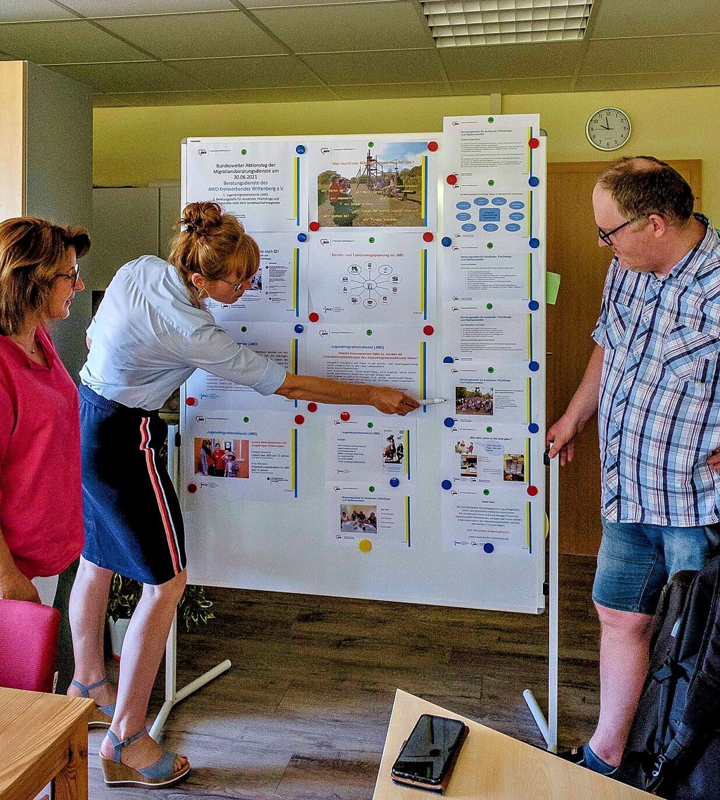 Erklären im ?Albatros? die Migrationsdienste: Corinna Reinecke, Doreen Hummel und Frank Flemming (von links)