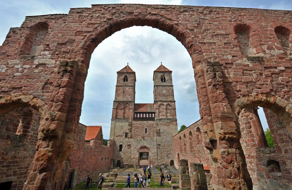Im Museum Kloster Veßra besichtigen Besucher die Ruine der Klosterkirche.