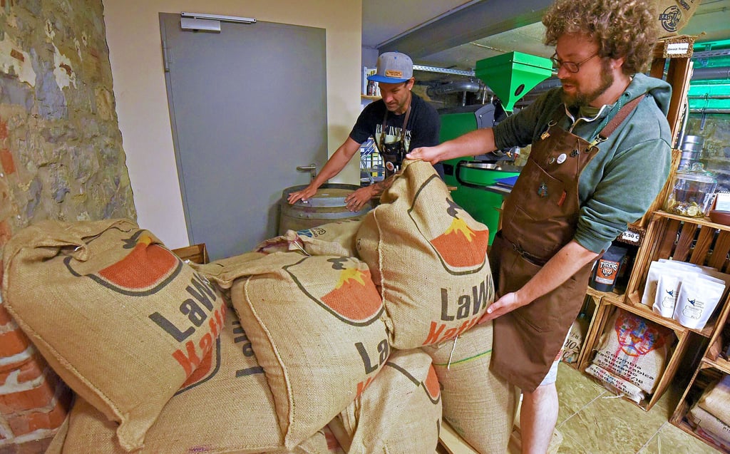 Zwischen Weinfass und Lava-Kaffee: Bei Thomas Schatz (hinten) und Dominik Rider stehen viele neue Projekte an.