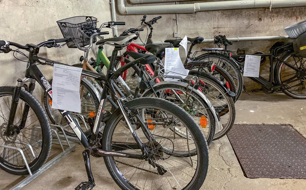 Gefundene Fahrräder stehen in einem Kellerraum des Alten Merseburger Rathauses.