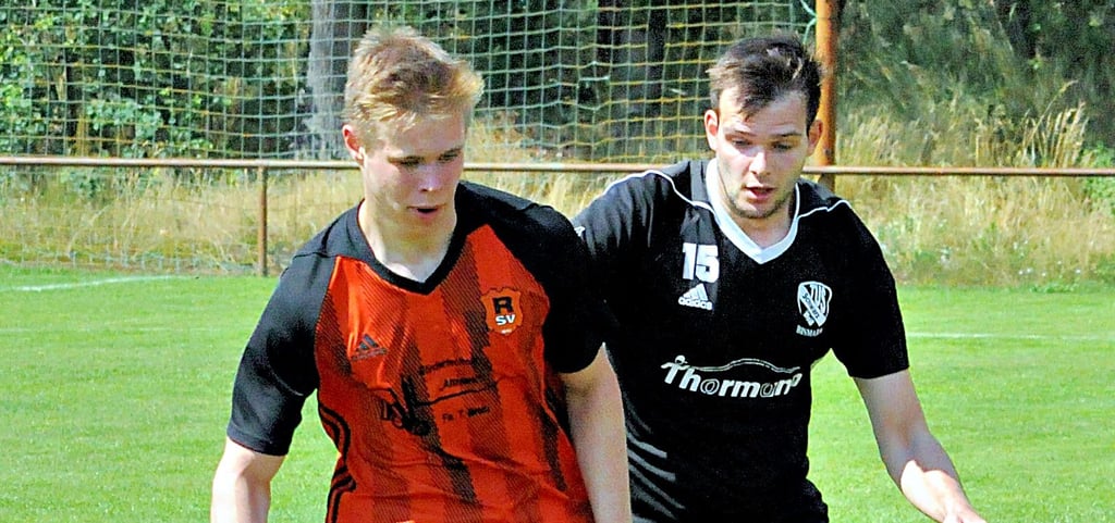 Christian Schmitz (Rossauer SV, links) versucht den Ball vor Jonas Gagelmann (TuS Bismark) abzuschirmen. Das Testspiel endete 1:1.