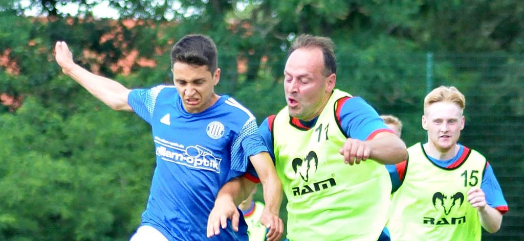 Seehausens Lars Hilbring (rechts) kann den agilen Marius Müller (Osterburger FC) in dieser Szene nicht stoppen.