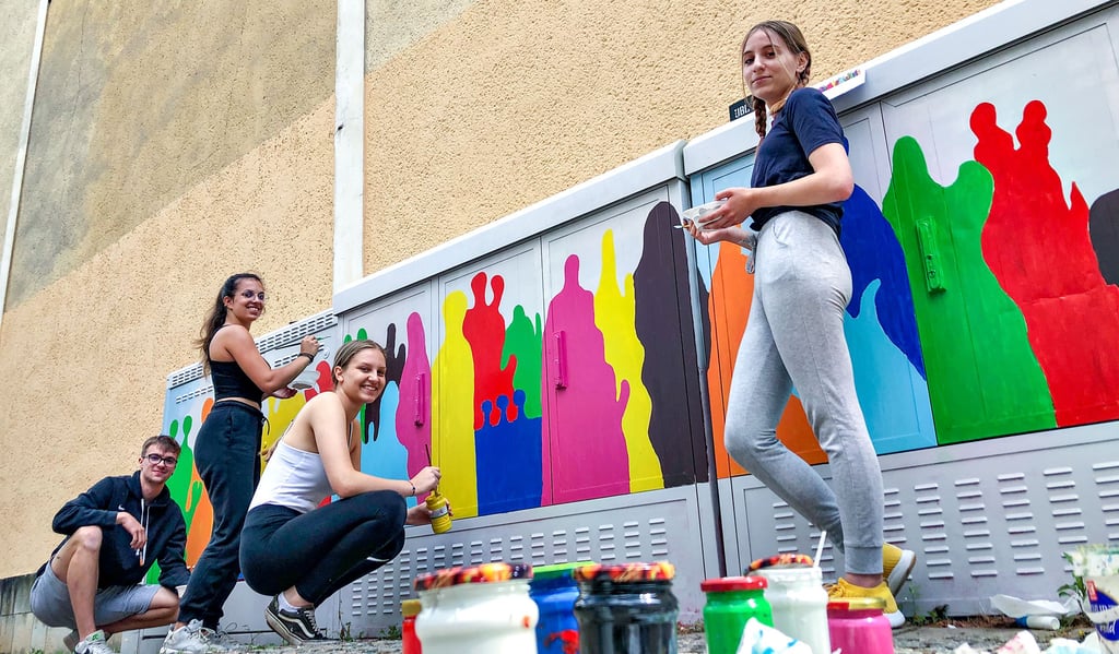?Fröhliche Monster? gestalten Nele Schöpe, Kassandra Maul, Alina Lettau und Kevin Löffler mit Acrylfarben in der Nikolaistraße.