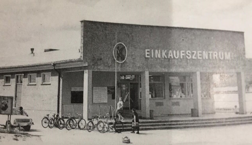 So sah das Konsum-Einkaufszentrum in Tucheim vor 50 Jahren aus. Das Konsum-Logo ziert bis heute die Fassade.