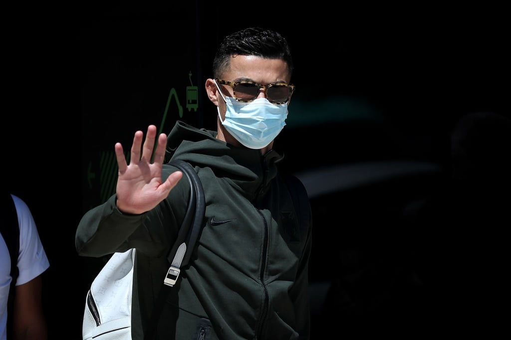 Von der EM-Blase ins Blaue: Cristiano Ronaldo winkt bei seiner Ankunft am Flughafen.