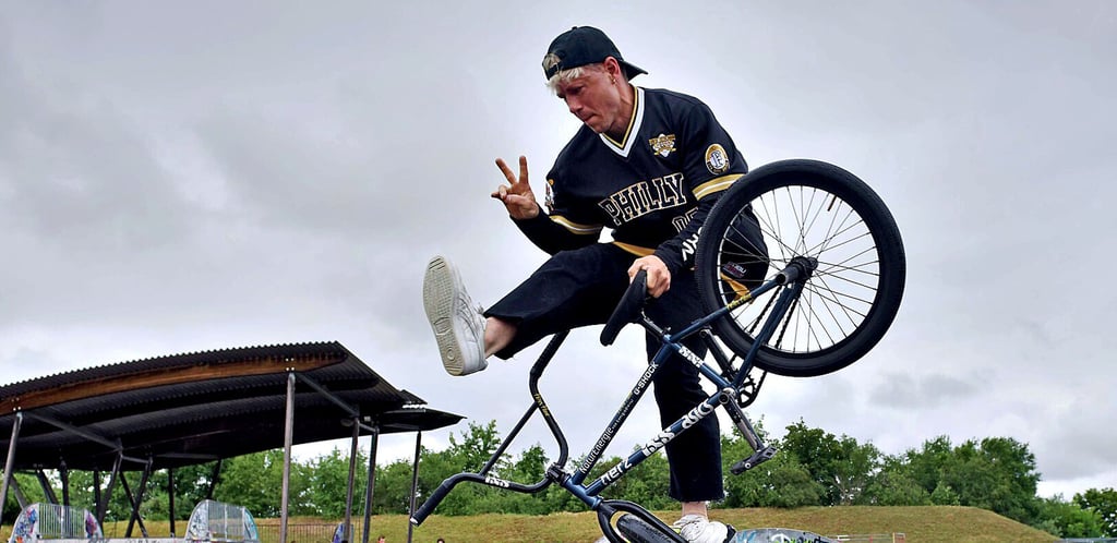 Selbst Regengüsse haben Chris Böhm nicht abhalten können, im Skatepark Wolfen-Nord zu trainieren - oft beobachtet von Fans.