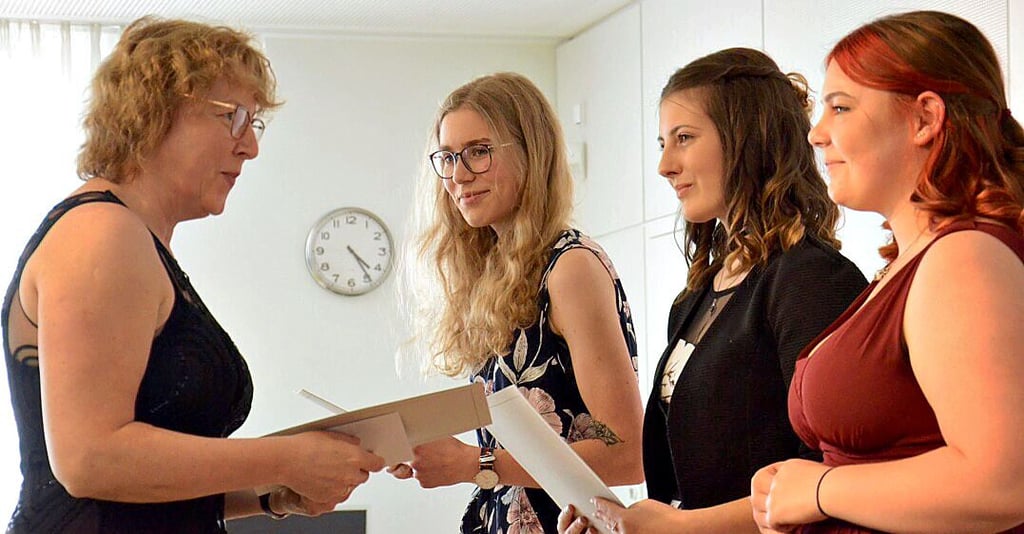 Zeugnisübergabe im ersten Corona-Jahr in der Gardelegener Karl-Marx-Sekundarschule. Schulleiterin Solveig Lamontain überreichte hier Jana Willner (von rechts), Sophie Schwerin und Estelle Papke die Abschlusszeugnisse.