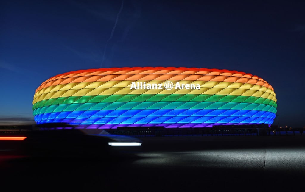 Anlässlich des „Christopher Street Day“ will der FC Bayern die Allianz Arena drei Stunden lang in Regenbogenfarben erleuchten.