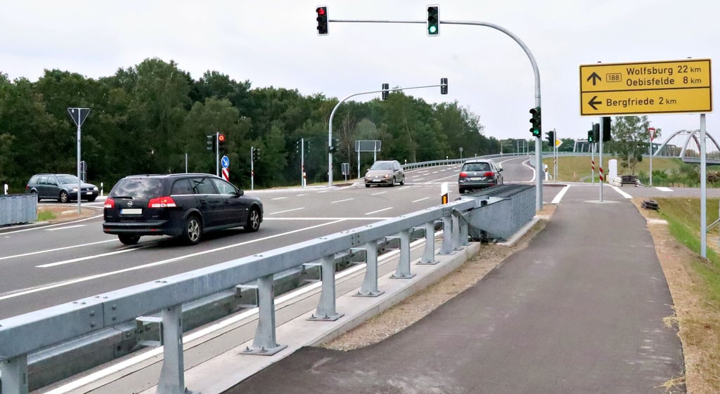 Als eine Hauptschlagader für die strukturelle Entwicklung von Oebisfelde und dem Umland hat der Bürgermeister der Einheitsgemeinde Stadt Oebisfelde-Weferlingen die Fertigstellung der nun durchgängigen Umgehungsstrecke von Oebisfelde bis nach Frankenfelde bezeichnet. Zugleich werden die Stadt und Dörfer durch diese Magistrale signifikant entlastet. Das Foto zeigt die Ampelkreuzung der Umgehungsstrecke bei Frankenfelde in Richtung Oebisfelde.