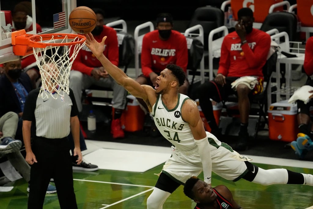 Giannis Antetokounmpo von den Milwaukee Bucks steigt über Clint Capela von den Atlanta Hawks zum Korb.