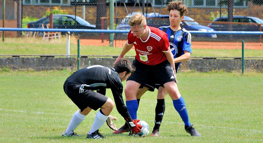 Hier klären Keeper Florian Wittig und Lorenz Wiese gemeinsam für die Sanner vor Tangerhüttes Chris Ruf.
