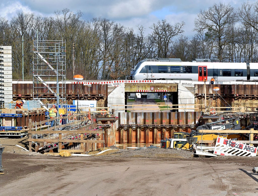 Brückenneubau bei Dessau-Roßlau. Die vielen Baustellen der Bahn stellen private Betreiber vor Probleme.