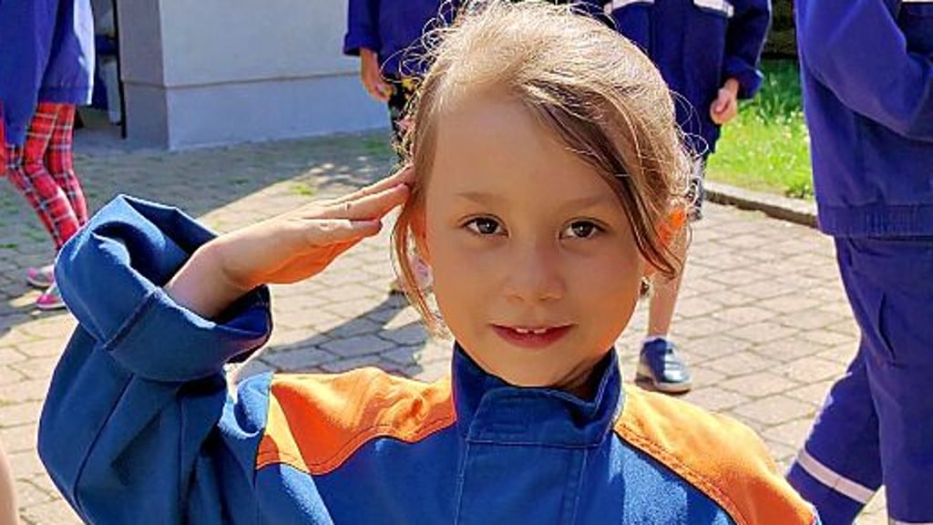 Sara ist einsatzbereit, auch wenn die Jacke noch etwas zu groß ist.