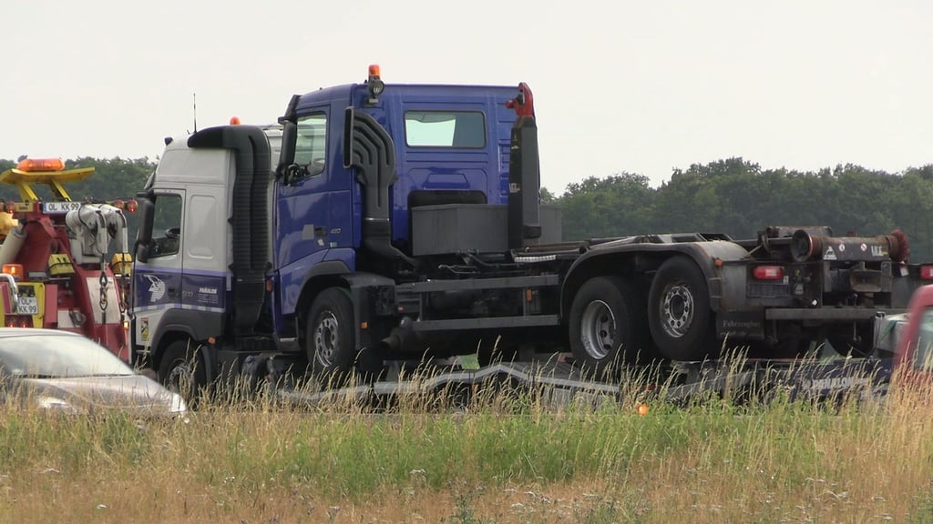 Der Fahrer des Sattelzugs wurde bei dem Unfall auf der A 1 bei Vechta verletzt.