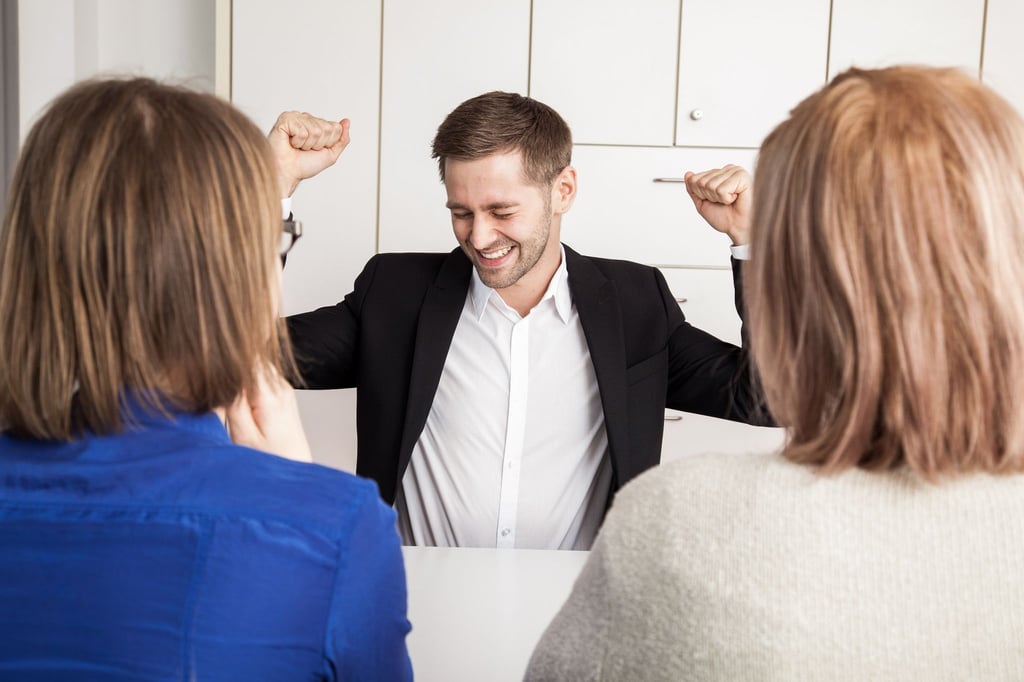 Wer seine Kompetenzen im Vorstellungsgespräch über den grünen Klee lobt, sollte im Job aber auch liefern können.