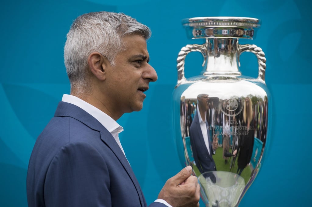 Londons Bürgermeister Sadiq Khan posiert mit dem EM-Pokal.