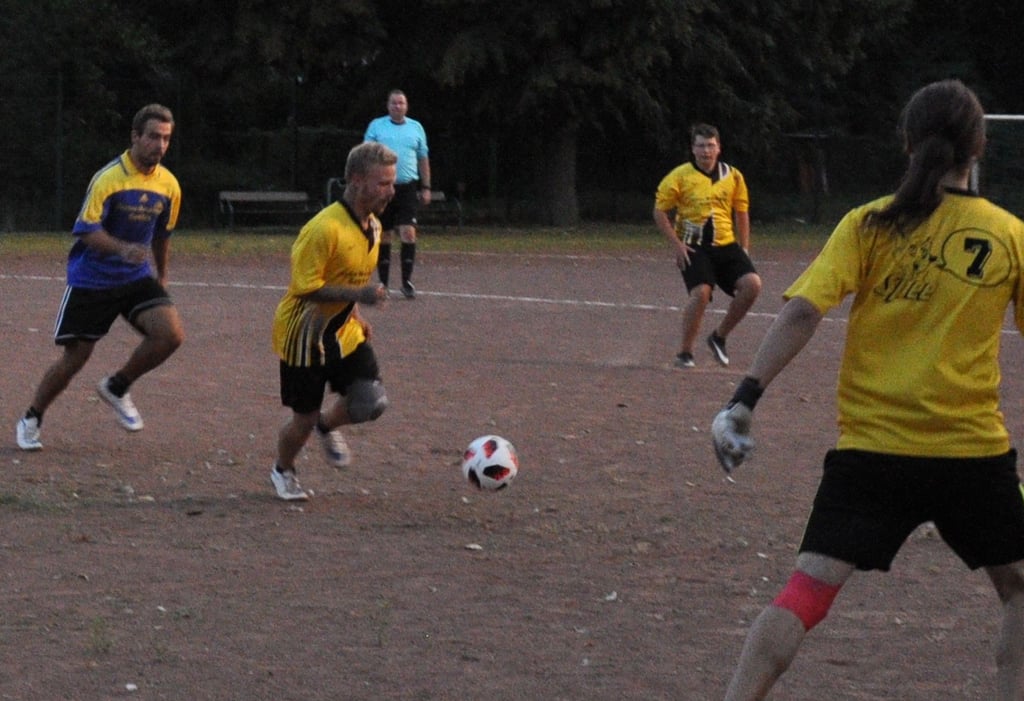 Auf dem Sportplatz "Stadtmitte" in Genthin gibt es ein Fußballturnier.
