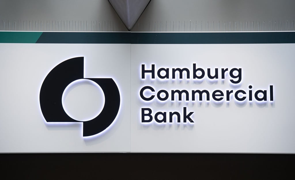 Das Logo der Hamburg Commercial Bank, der Nachfolgerin der früheren HSH Nordbank.