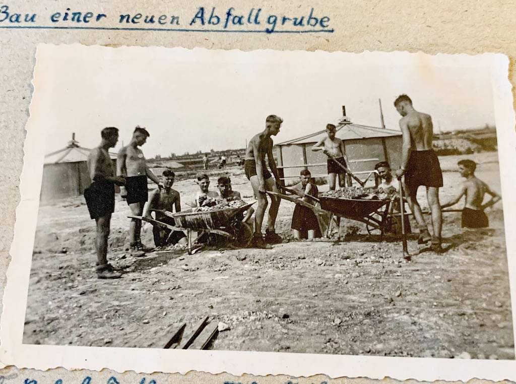 Soldaten und Flakhelfer lebten an den Geschützen. Dafür brauchten sie eine Infrastruktur. Hier wurde eine Abfallgrube angelegt.