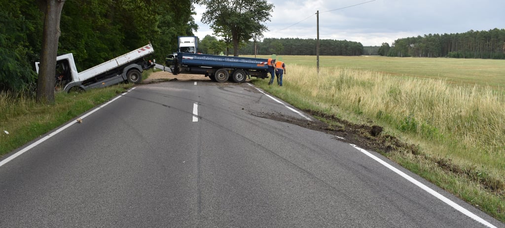 Rund zweieinhalb Stunden musste die B190 gestern nach einem Unfall, bei dem ein Kleintransporter mit Anhänger ins Schlingern geraten war, gesperrt werden.