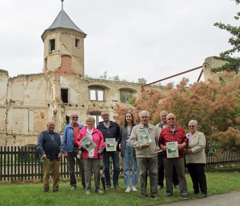 Am Perückenstrauch vor der Schlossruine wurden die Spendeurkunden der Gemeinde Harbke an die Baumpaten überreicht, von links: Parkgärtner Rudi Michalke, Wolfram und Hilde Thiede, Christian Schulze, Lina Schüler, Horst Schulze, Bürgermeister Werner Müller sowie Klaus-Peter Wienert mit Gattin Erika.
