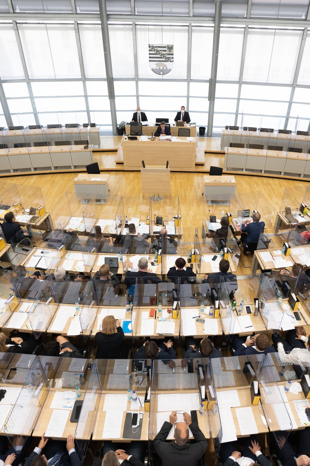 06.07.2021, Sachsen-Anhalt, Magdeburg: Die Abgeordneten sitzen während der konstituierenden Sitzung des Landtags auf ihren Plätzen. Einen Monat nach der Landtagswahl hat sich in Sachsen-Anhalt der neue Landtag zu seiner konstituierenden Sitzung versammelt und damit die achte Wahlperiode eingeläutet.