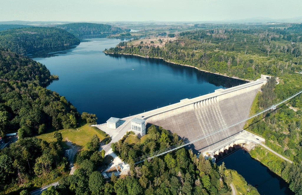 Über 100 Meter hoch, rund 400 Meter lang: Die Rappbodetalsperre bei Blankenburg (Harz) versorgt etwa eine Million Menschen in Sachsen-Anhalt mit Trinkwasser.