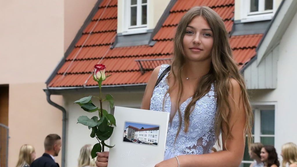 Seline Zahn vom Humboldtgymnasium in Hettstedt hält ihr Abiturzeugnis in der Hand.