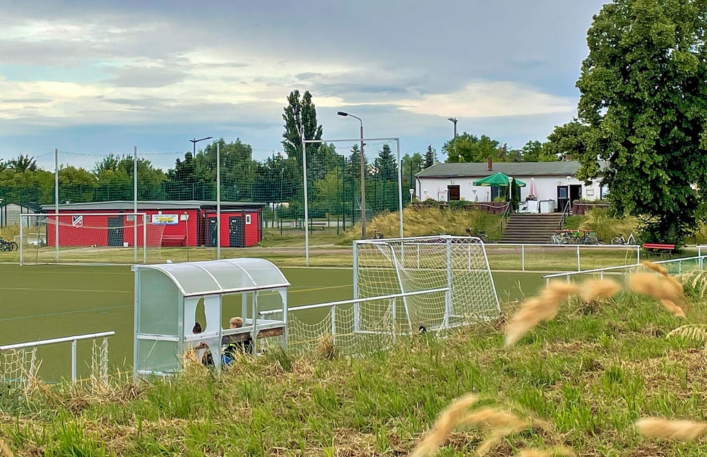 Das Gelände des FSV Barleben an der Angerstraße in Barleben. Hier soll ein neuer Mehrzweckbau entstehen. Nach aktuellen Berechnungen wird dieser mindestens 1,85 Millionen Euro kosten. 850000 Euro mehr als veranschlagt.