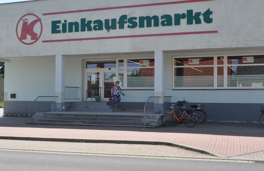 Von außen sieht der Konsum-Einkaufsmarkt in Tucheim immer noch fast so aus wie vor 50 Jahren.
